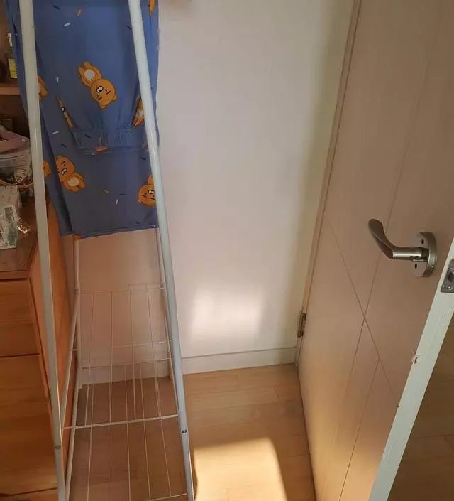 [네이버브랜드스토어 리뷰] 문과 서랍장 틈에 잠옷 걸어두려고 구입. 조립하기도 어렵지 않았습니다.