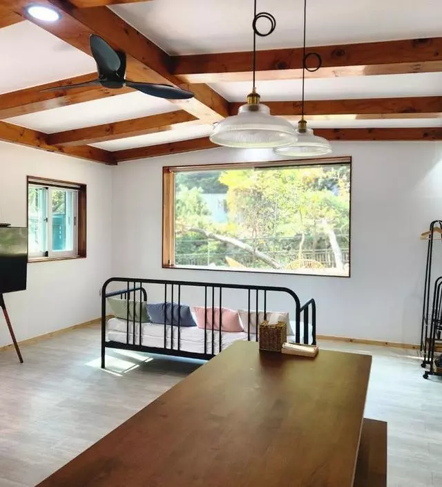 [네이버브랜드스토어 리뷰] 밑에 수납칸이 있어 넘 좋고 거울이랑 같이 놔두니 셋트같고 깔끔합니다 ^^