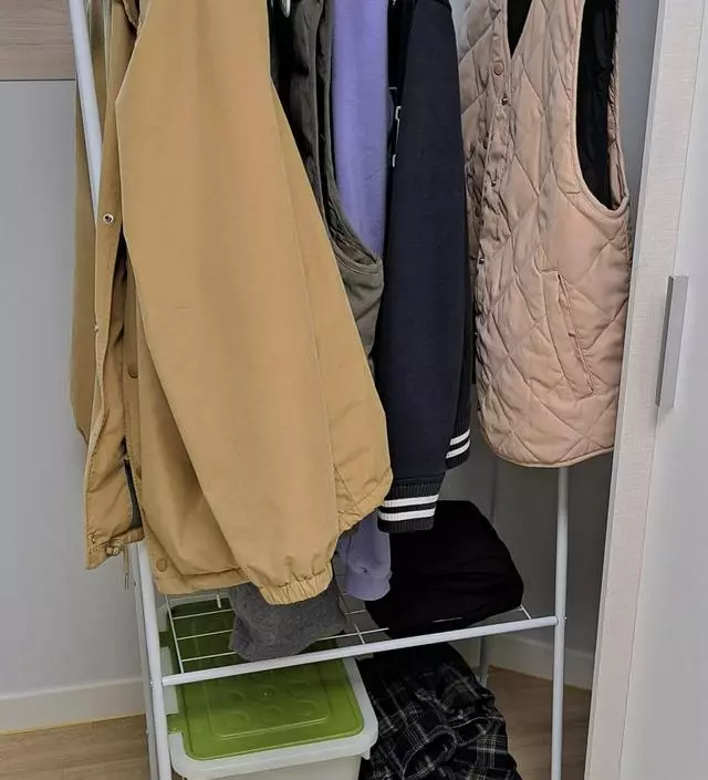 [네이버브랜드스토어 리뷰] 작은사이즈를 찾던거라 사이즈 괜찮고 옷도 제법 많이걸려요.아래선반도 쓸만하고요.