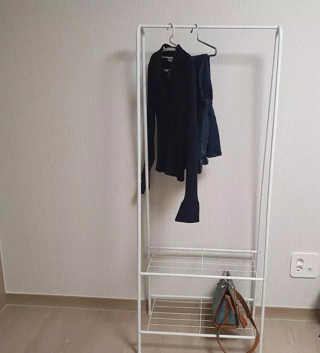 [네이버브랜드스토어 리뷰] 입고들어온 옷 가볍게 걸쳐둘 용도로 구입했어요
