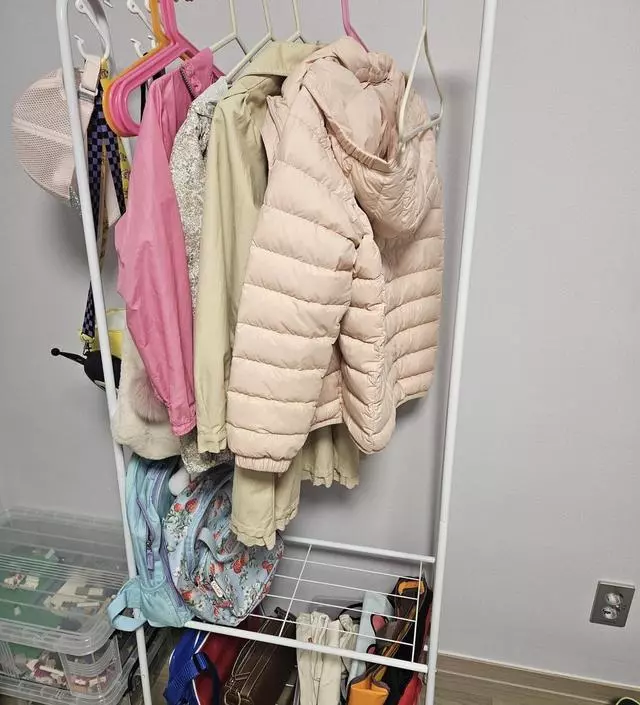 [네이버브랜드스토어 리뷰] 흔들거려서 바닥부분에 뭘 붙여 맞췄어요.
