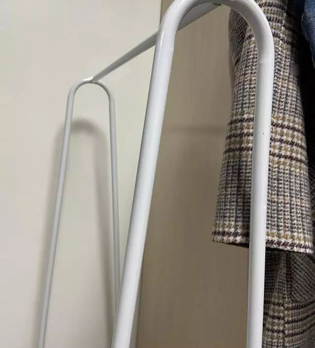 [네이버브랜드스토어 리뷰] 배송 문제인지 사진상으로도 봉들이 좀 부딪혀서 휜 자국이 있고, 도장 까짐도 좀 있지