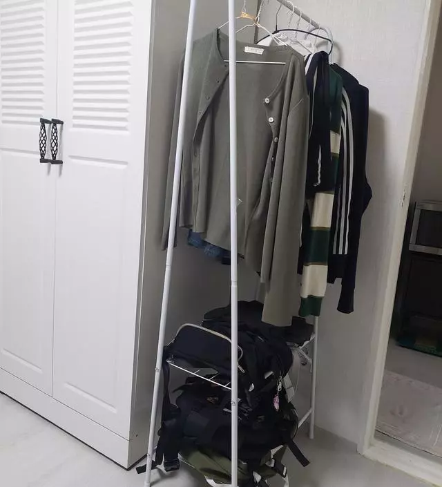 [네이버브랜드스토어 리뷰] 공간이 협소해서 작은 행거를 찾던중 눈에 들어온제품이에요 가격도 저렴하고 저렴한 가