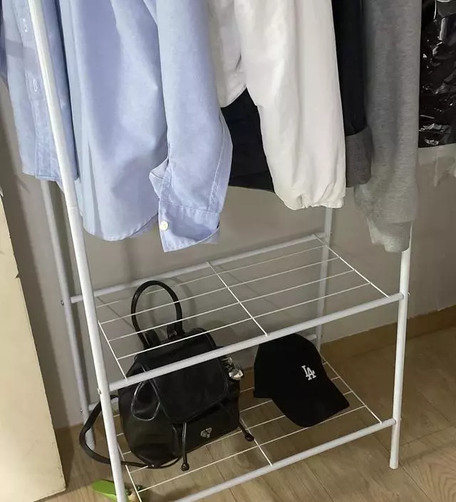 [네이버브랜드스토어 리뷰] 겨울 아우터 꺼내러 왔다갔다 하기 귀찮아 좁은 방이지만 행거를 구입했습니다. 너무 크