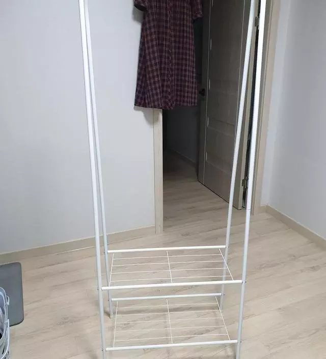 [네이버브랜드스토어 리뷰] 틈새공간 세워두고 여분 옷 걸어두기 좋습니다 
