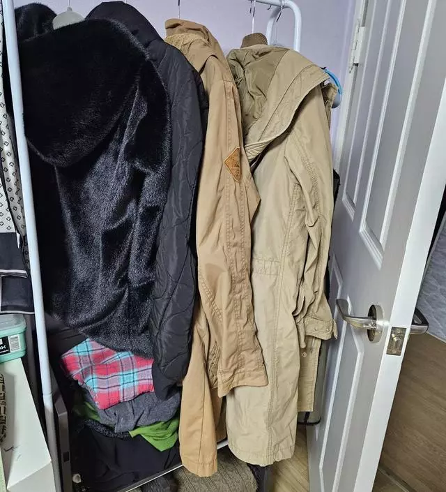 [네이버브랜드스토어 리뷰] 너무 크지도 않고 방한켠에 두기 적당한 사이즈에요. 옷도 걸 수 있고 하단에 옷정리도