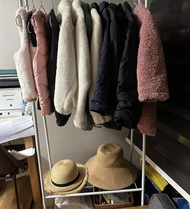 [네이버브랜드스토어 리뷰] 아이들 옷 걸어두려고 샀는데 길이도 길고 밑에 물건도 올려 놓을 수 있어서 방이 더 깔