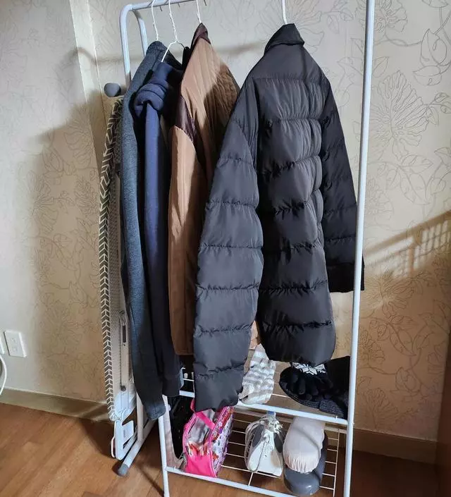 [네이버브랜드스토어 리뷰] 그 날 입은 옷들은 옷장보다 방안 걸이가 필요했는데 저에겐 딱 안성맞춤입니다. 아주 