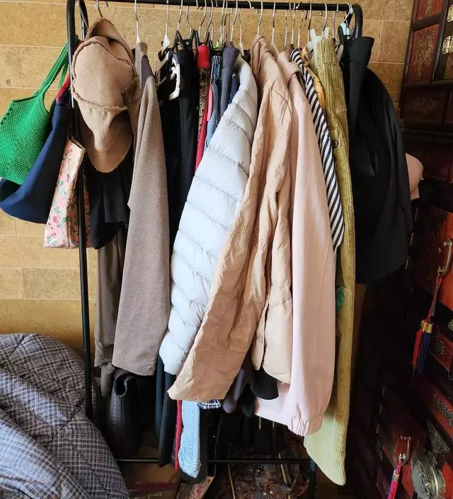 [네이버브랜드스토어 리뷰] 잠자는 방에 두고 간편한 옷을 걸어두려고 샀는데 공간에 딱 맞게 들어갔네요. 가격에 