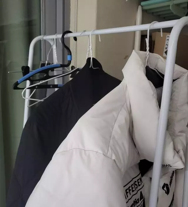 [네이버브랜드스토어 리뷰] 입었던 두꺼운 외투 걸이용으로 구매했는데 자리차지 많이 안해서 더 좋네요~