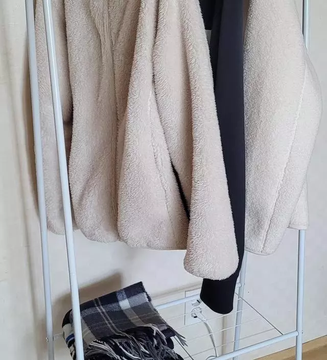 [네이버브랜드스토어 리뷰] 생각했던 것 보다는 작았어요. 여름옷은 10벌 이상 걸 수 있을 것 같고 겨울옷은 8벌 정