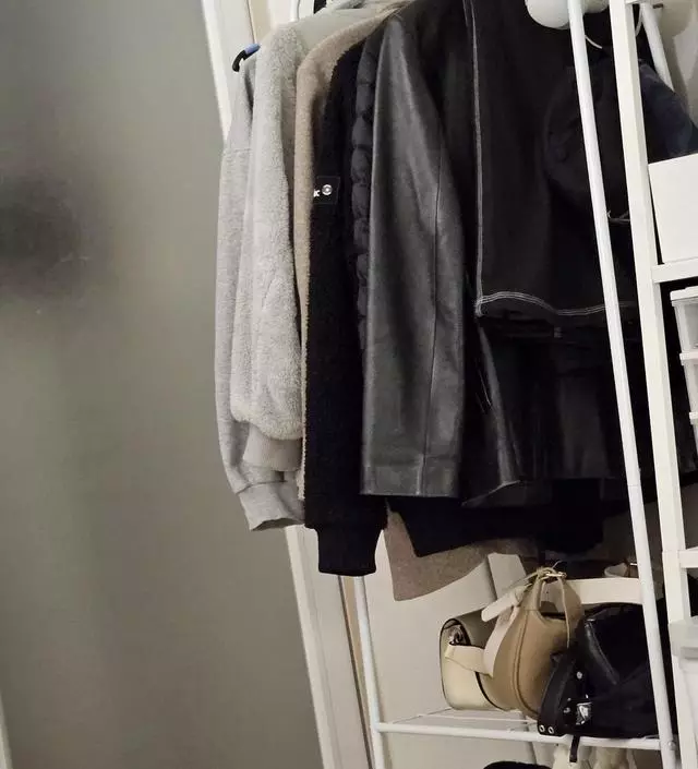 [네이버브랜드스토어 리뷰] 좋아요 적당한 크기예요 근데 코트같은건 끌려서 못 걸어요 ㅠ