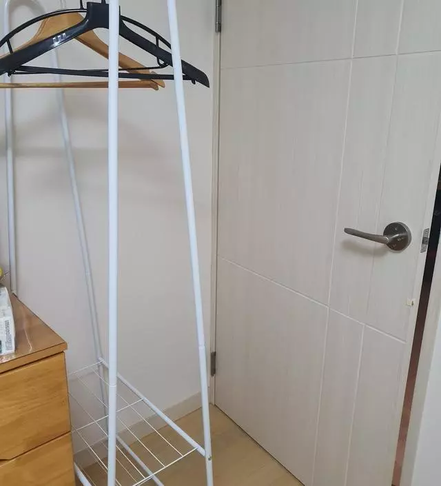 [네이버브랜드스토어 리뷰] 간단하게 잠옷이나 입을 옷 걸어두려고 샀는데 잘 사용하고 있습니다. 좁은 공간에 유용