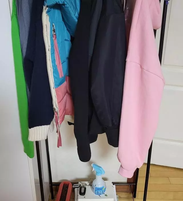 [네이버브랜드스토어 리뷰] 특히 겨울에 외투 입고 다른 옷들이랑 섞여두기 찜찜해서 고민하다 구매 했어요 현관 신