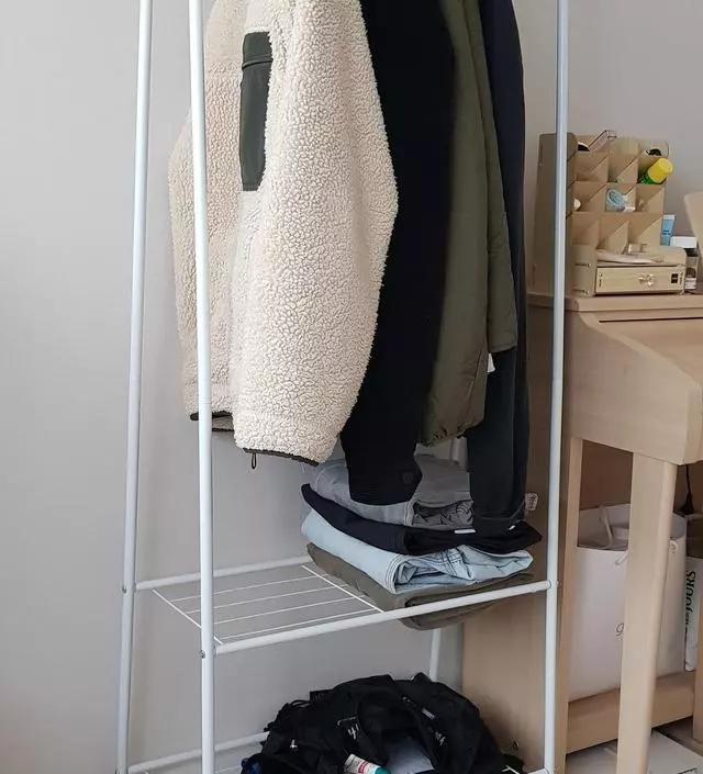 [네이버브랜드스토어 리뷰] 옷 둘곳이 마땅치 않아 여기저기 두었는데 이렇게 옷걸이에 걸어두니 방도 깨끗하고 혼