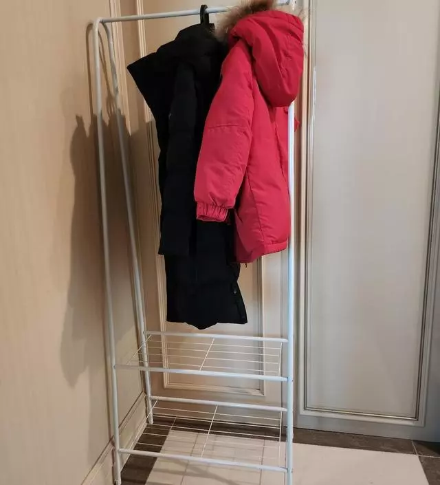 [네이버브랜드스토어 리뷰] 겨울외투걸어두려고 구매했어요 약해보이긴한데 옷걸어두고 밑에 물티슈같은 무거운거 