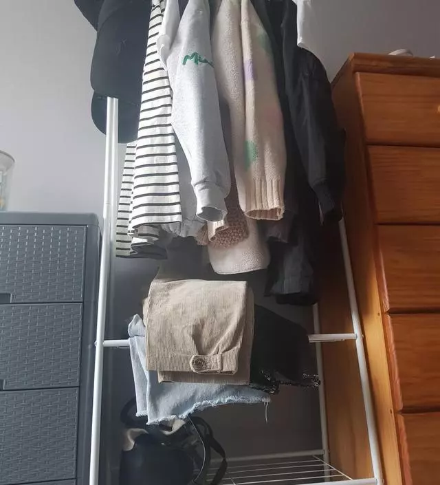 [네이버브랜드스토어 리뷰] 간단히 옷몇가지걸수있는 행거가 필요해서 구매했는데 사이즈며 딱이네요~
