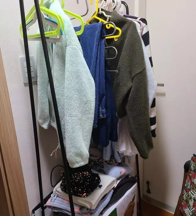 [네이버브랜드스토어 리뷰] 조립할때까진 불안해보였으나 막상 옷 걸어놓고 하부에 무게감있는 짐 올려두니 힘들림