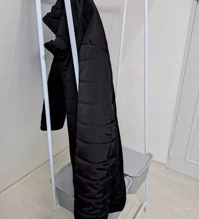 [네이버브랜드스토어 리뷰] 조립이 매우 쉽고 짜투리 공간에 쓰기 좋습니다. 옷 걸기 편하고 아래 받침 공간도 활용