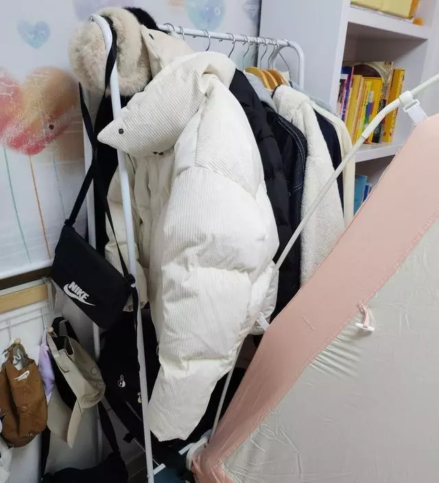 [네이버브랜드스토어 리뷰] 아이들 각방에 하나씩 설치해주었는데 외투걸기 너무 좋아요 겨울 외투도 많이 걸리고
