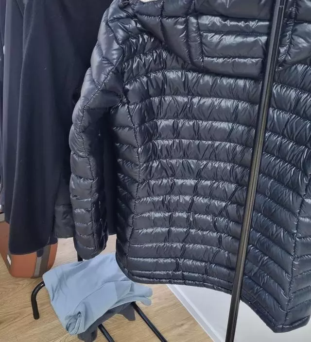 [네이버브랜드스토어 리뷰] 비닐이 열려있고 반품된걸 다시보낸건지 끄트머리가 찌그러져있었는데 귀찮아서 그냥 펴