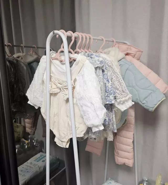 [네이버브랜드스토어 리뷰] 아기옷 간단히 걸려고 구매했는데 아래에 기저귀까지 쌓아도 안무너지고 괜찮네요