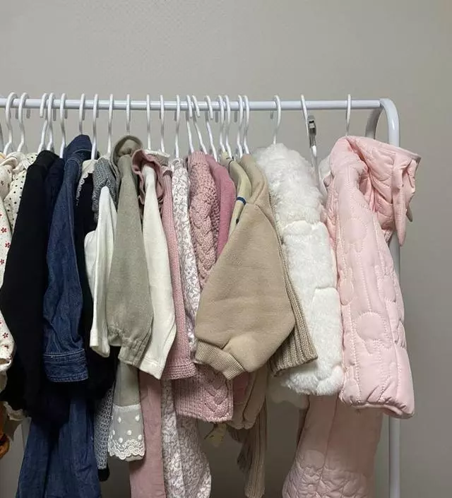 [네이버브랜드스토어 리뷰] 아기 옷을 서랍장에 넣기엔 좀 그래서 간단히 걸아둘만한 옷걸이를 알아보다가 알게되서