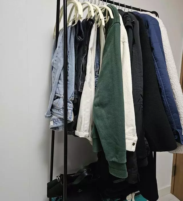 [네이버브랜드스토어 리뷰] 제품이 다소 칠이 벗겨지거나 엉성한 부분이 있었지만 제품 사용에는 큰 하자가 없어서