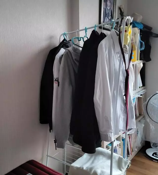 [네이버브랜드스토어 리뷰] 아들방에 담날입을 교복이랑체육복 걸어놓으려 가벼운 옷걸이 용도로 주문한건데 이렇게