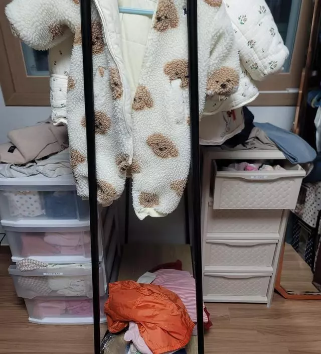 [네이버브랜드스토어 리뷰] 높이가 있어서 조금 흔들흔들 하지만 아래 하판에 나무가 견고해서 좋습니다