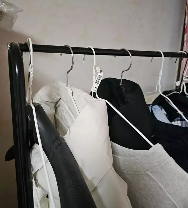 [네이버브랜드스토어 리뷰] 아이방 겨울패딩걸이로  샀는데 자리도 많이 차지하지않고 매우 좋네요