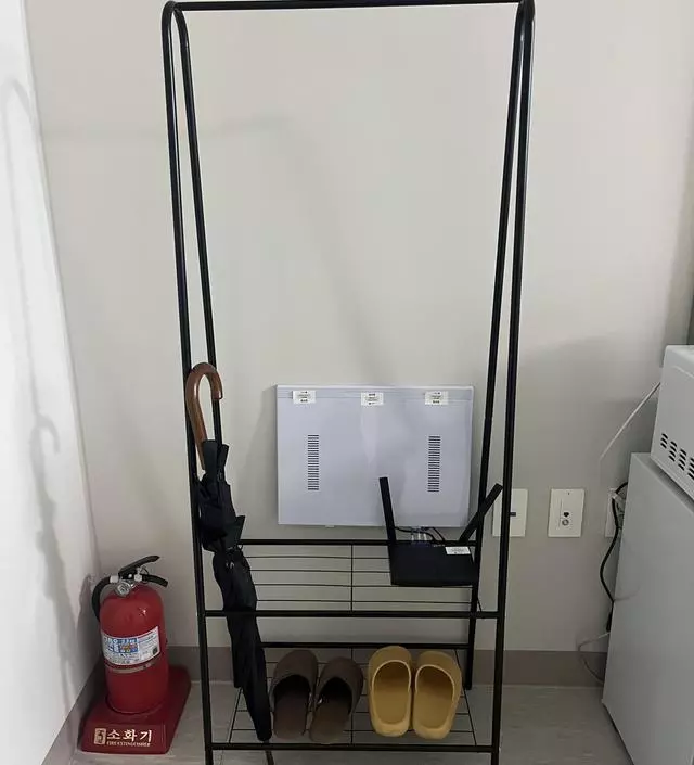 [네이버브랜드스토어 리뷰] 사무실에서 두고 쓰고 있습니다. 공유기 둘곳이 마땅치 않아 고민하다 발견하고 바로 구