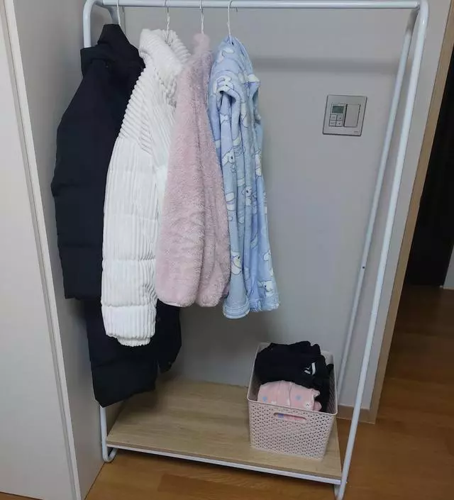 [네이버브랜드스토어 리뷰] 깔끔하니 좋아요  아랫단  나무하판이 생각보다 꽤 묵직해서  무게중심을 잘 잡아줍니다