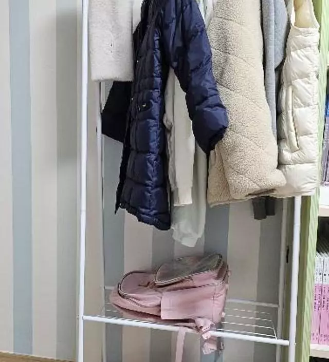 [네이버브랜드스토어 리뷰] 겨울 되니 아이 겉옷 걸어놓을 목적으로 구입했어요  자리 많이 차지 않아 방한켠에 놔