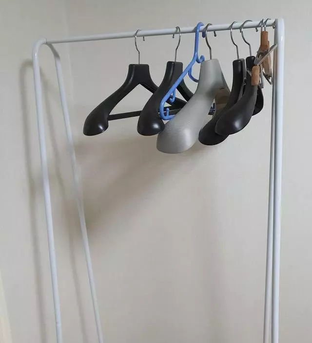 [네이버브랜드스토어 리뷰] 밖에서 입고 온 옷들 걸어놓는데 쓰고 있어요. 깔끔하고 좋네요.