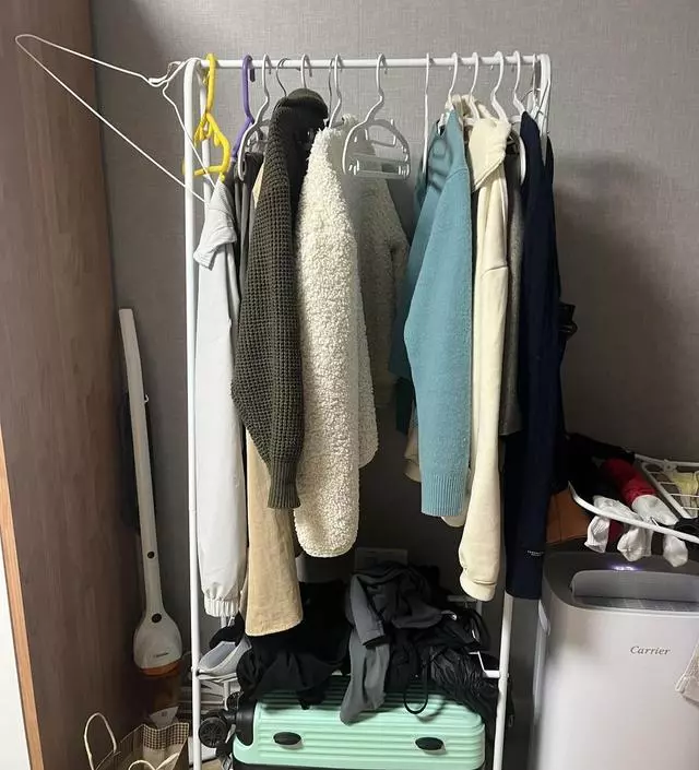 [네이버브랜드스토어 리뷰] 다리가 A형이라 다른 행거보다 안정감 있어서 좋아요 밑에 선반이 있어서 수납능력도 조