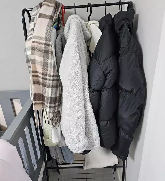 [네이버브랜드스토어 리뷰] 자주입는 옷들 걸어뒀어요..깨끗한제품으로 빠르게 배송됐어요