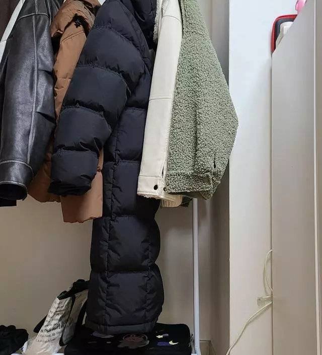 [네이버브랜드스토어 리뷰] 롱패딩 걸려고 일부러 길고 바닥이 없는 타입으로 구매했습니다. 잘 쓰고 있어요. 조립