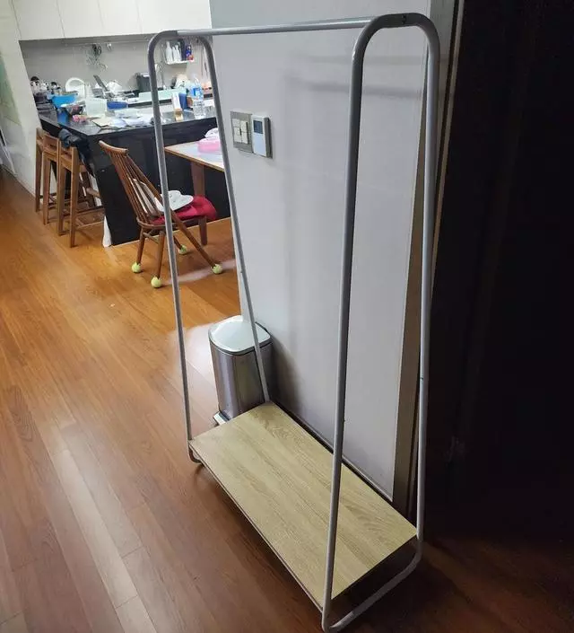 [네이버브랜드스토어 리뷰] 겨울 외투 걸려고 구입했어요..짱짱하고 조립이 간단합니다.