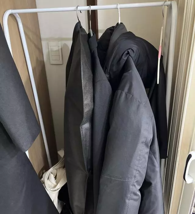 [네이버브랜드스토어 리뷰] 사무실 좁은 공간에 스탠드형 옷걸이를 필요해서 구매했습니다. 맞춤이네요. 
