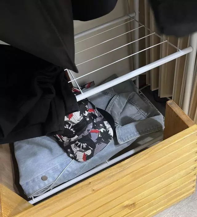 [네이버브랜드스토어 리뷰] 사무실 좁은 공간에 스탠드형 옷걸이를 필요해서 구매했습니다. 맞춤이네요. 
