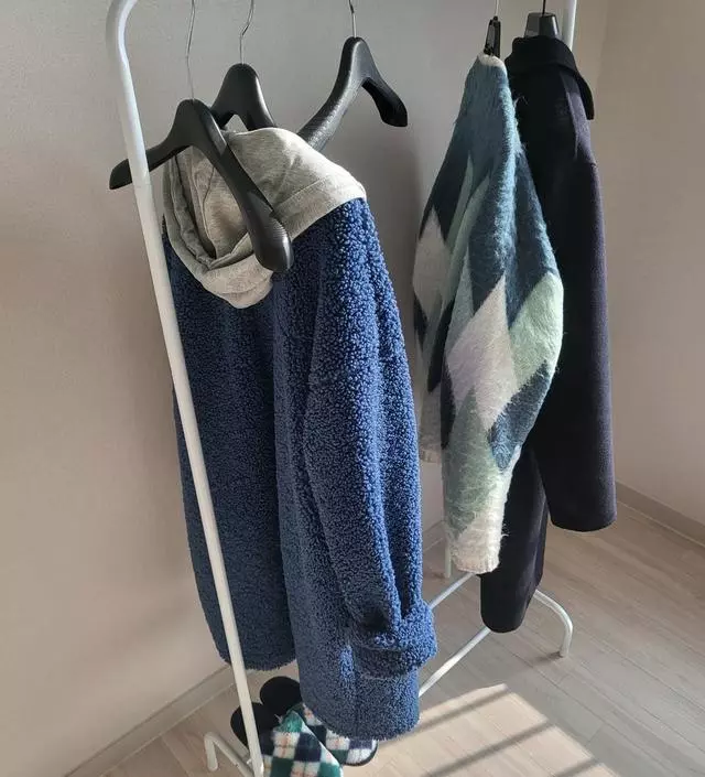 [네이버브랜드스토어 리뷰] 가격에 비해 좋은 상품이라고 생각들어요 손님올때 쓸 옷걸이로 산거라 자주 쓰진 않지