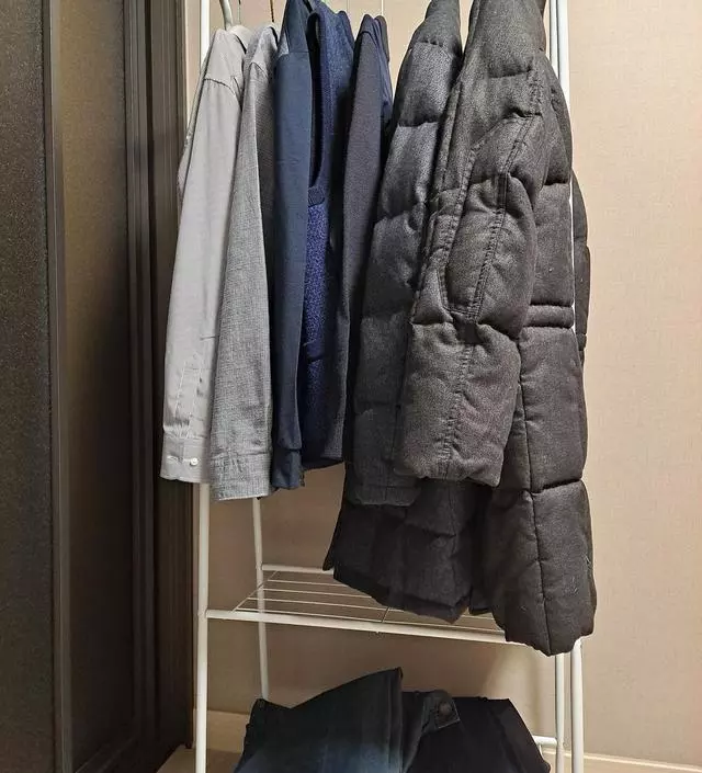 [네이버브랜드스토어 리뷰] 주문한지 하루만에 배송됐어요~ 공간 많이 차지하지 않고 생각보다 많은 옷이 걸려요~