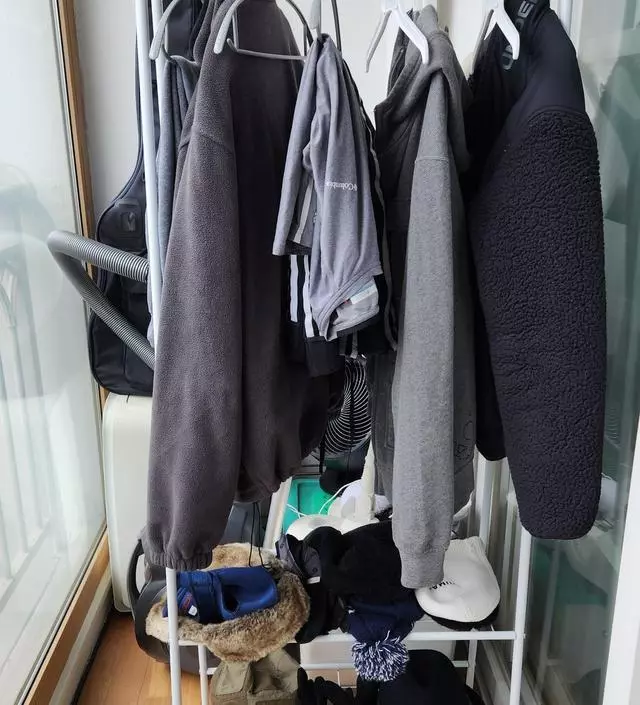 [네이버브랜드스토어 리뷰] 지저분하게 걸쳐놓앗던 옷들이 깨끗하게 정리됐어요. 조립도 쉽고 생각보다 견고해요. 