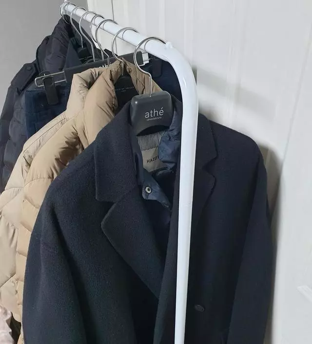 [네이버브랜드스토어 리뷰] 간단하게 입었던 옷 걸어둘 용도로 구매합니다~조금 약해보이기도 하지만 필요한 용도로