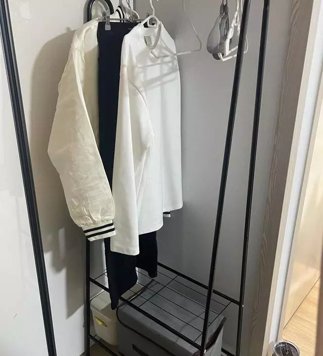 [네이버브랜드스토어 리뷰] 옷장 앞에 겉옷이나 한번 더 입을 옷을
