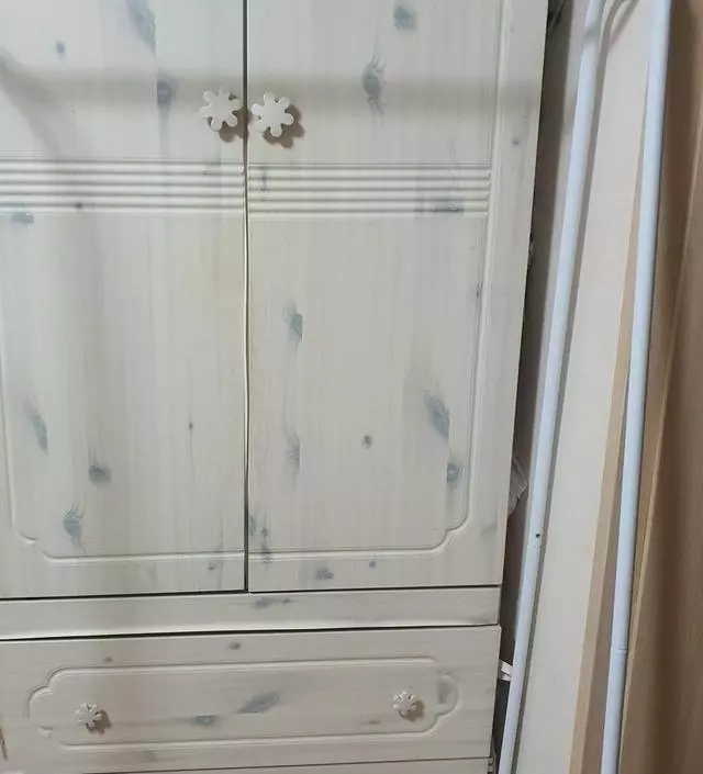 [네이버브랜드스토어 리뷰] 꽤 튼튼 다만 합판 구멍이 안맞아서 나사 안꽂고 그냥 올리고 써요 ㅎ