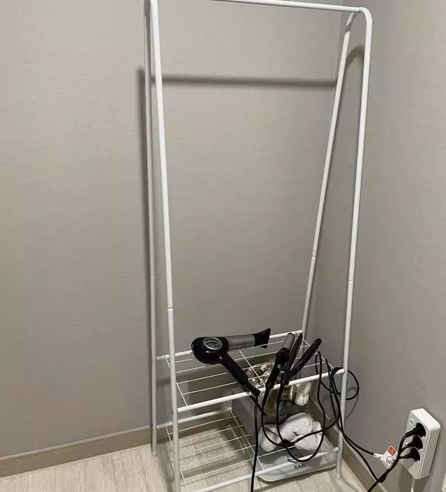 [네이버브랜드스토어 리뷰] 안방화장대 옆에 두고 수건걸이로 쓰고 있어요! 배송은 빨랐고 아래 수납부분?은 약해서