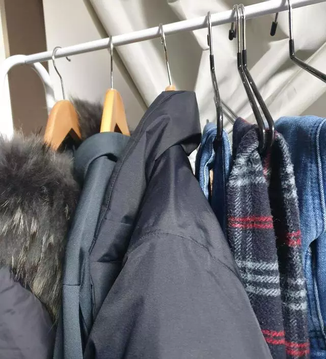 [네이버브랜드스토어 리뷰] 겨울에는 겨울잠바 몇개만 걸어도 옷장이 꽉차서 많이 걸지도 못하고 아무데나  걸쳐나
