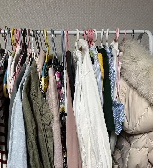 [네이버브랜드스토어 리뷰] 생각보다 옷을 꽤 많이 걸 수 있고 가방 수납도 되어서 좋아요